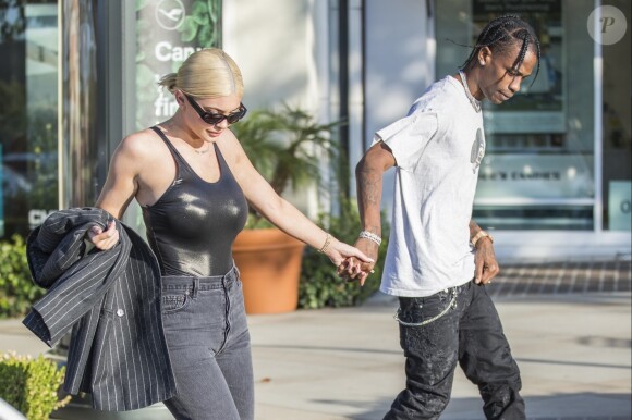 Kylie Jenner et son compagnon Travis Scott sont allés faire du shopping à la bijouterie Polacheck à Calabasas, le 13 août 2018.