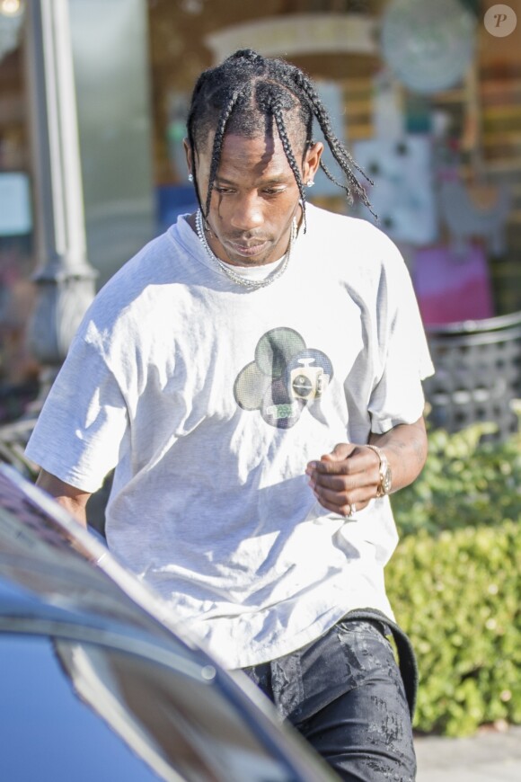 Kylie Jenner et son compagnon Travis Scott sont allés faire du shopping à la bijouterie Polacheck à Calabasas, le 13 août 2018.