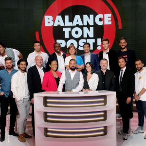 Cyril Hanouna entouré de ses chroniqueurs dans "Balance ton post !" sur C8 à partir 21 septembre 2018.
