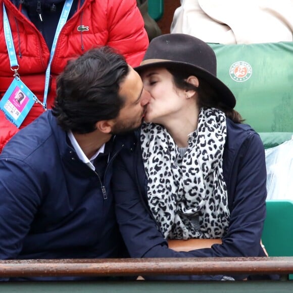 Samir Boitard, sa compagne Louise Monot - People dans les tribunes de Roland Garros le 31 mai 2016. © Dominique Jacovides / Bestimage