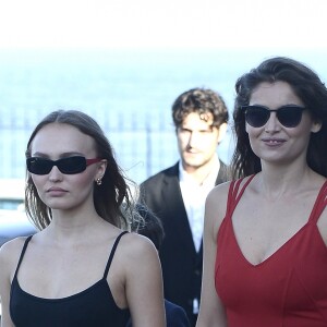 Lily Rose Depp, Laetitia Casta au photocall de "L'homme Fidèle" au 66ème Festival du Film de Saint-Sébastien, le 22 septembre 2018.