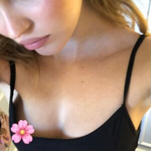 Lily-Rose Depp met un sticker sur son téton, photo publié sur Instagram le 22 septembre 2018 lors de sa participation au 66ème Festival du Film de Saint-Sébastien.