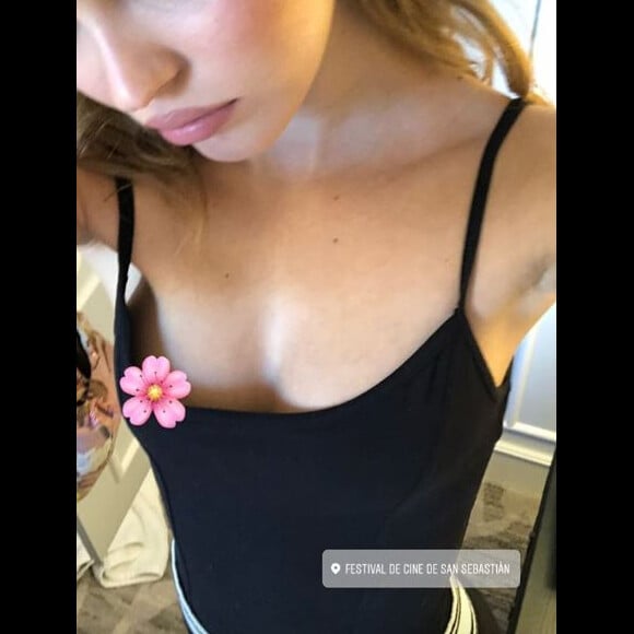 Lily-Rose Depp met un sticker sur son téton, photo publié sur Instagram le 22 septembre 2018 lors de sa participation au 66ème Festival du Film de Saint-Sébastien.