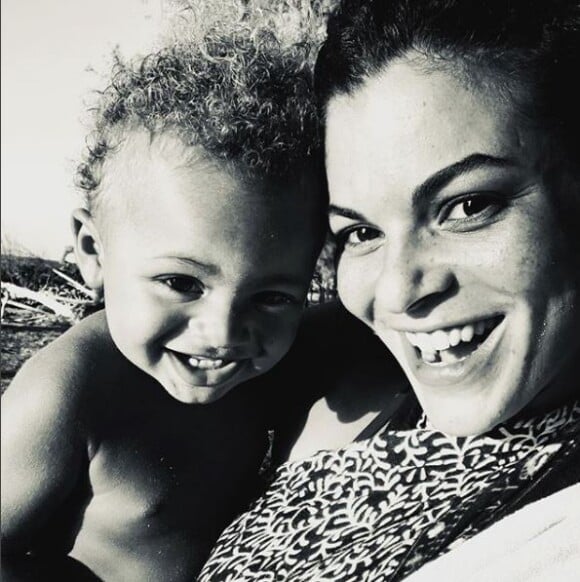Yelena Noah pose avec son fils (au prénom inconnu) à Hawaï le 21 septembre 2018.