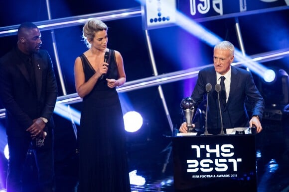 Didier Deschamps (sélectionneur de l'équipe de France)  sacré meilleur entraîneur de l'année 2018 et Idris Elba lors de la cérémonie des Trophées Fifa 2018 au Royal Festival Hall à Londres, Royaume Uni, le 25 septembre 2018. © Cyril Moreau/Bestimage