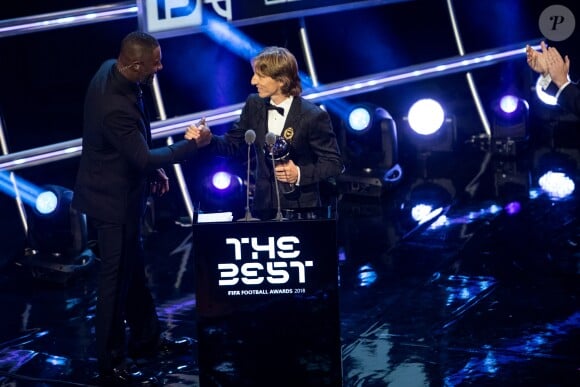 Luka Modric (meilleur joueur) et Idris Elba lors de la cérémonie des Best Fifa Awards 2018 au Royal Festival Hall à Londres, le 25 septembre 2018. © Cyril Moreau/Bestimage