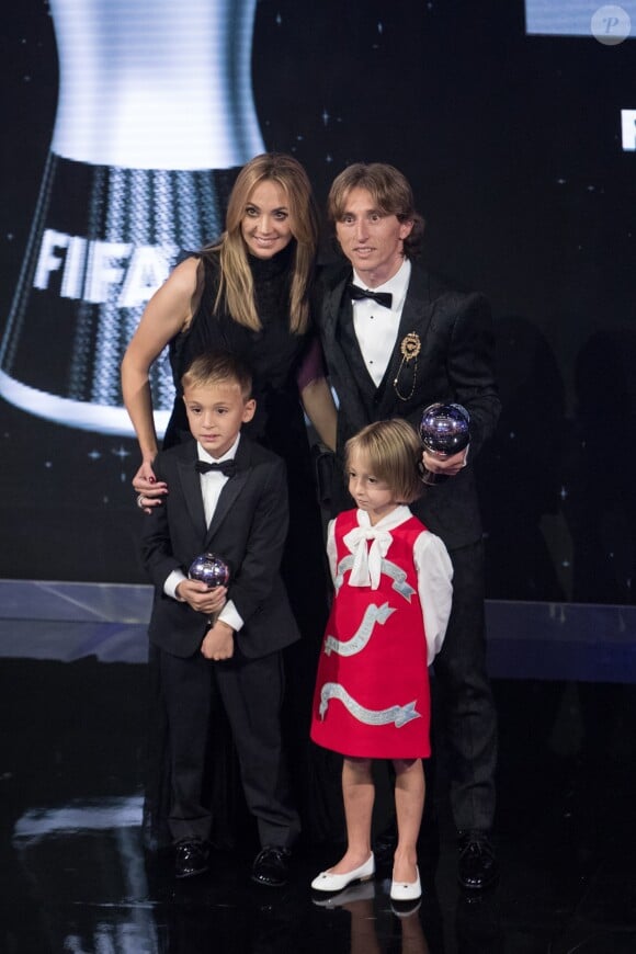 Luka Modric, sa femme Vanja et leurs enfants Ivano et Ema lors de la cérémonie des Best Fifa Awards 2018 au Royal Festival Hall à Londres, le 25 septembre 2018. © Cyril Moreau/Bestimage