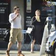 Exclusif - Francesca Eastwood (enceinte) et son compagnon Alexander Wraith sirotent un jus de fruits dans la rue à Los Angeles le 29 août 2018.