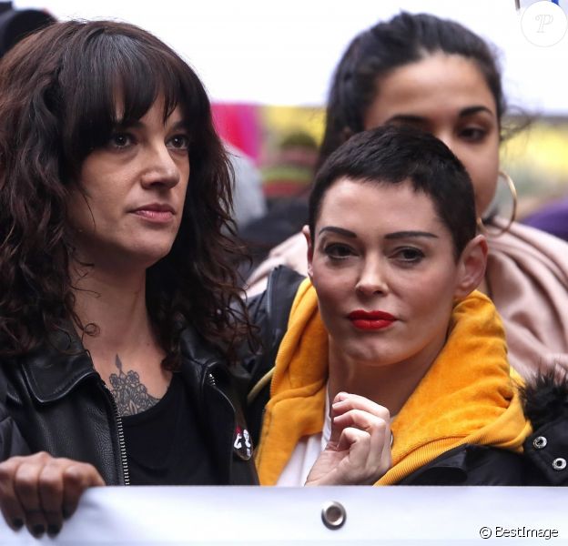 Asia Argento et Rose McGowan lors de la marche "Women's WeToo WeToogether" pour la journée internationale des droits des femmes à Rome, le 8 mars 2018.