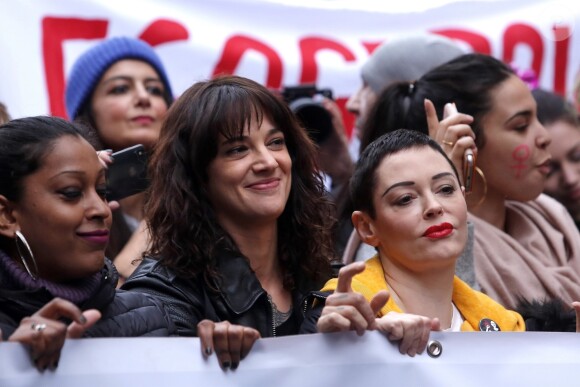 Asia Argento et Rose McGowan lors de la marche "Women's WeToo WeToogether" pour la journée internationale des droits des femmes à Rome, le 8 mars 2018.