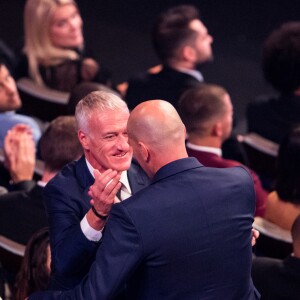 Zinedine Zidane et Didier Deschamps (sélectionneur de l'équipe de France) - sacré meilleur entraîneur de l'année 2018 lors de la cérémonie des Trophées Fifa 2018 au Royal Festival Hall à Londres, Royaume Uni, le 25 septembre 2018. © Cyril Moreau/Bestimage