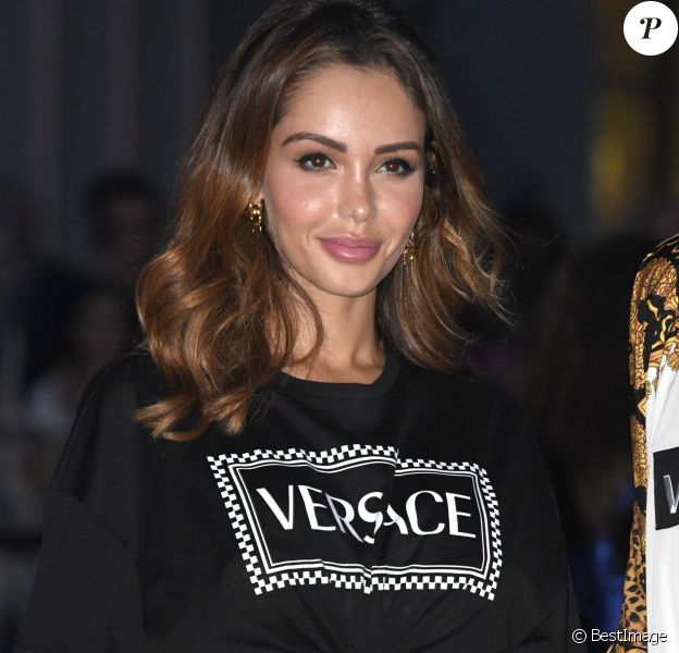 Nabilla Benattia - Arrivées des people au défilé Versace - Collection Prêt-à-Porter Printemps/Eté 2019" lors de la Fashion Week de Milan (MLFW) le 21 septembre 2018.