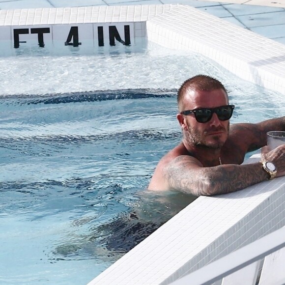 David Beckham se relaxe dans une piscine avec son ami D. Gardner à Miami, le 5 septembre 2018.