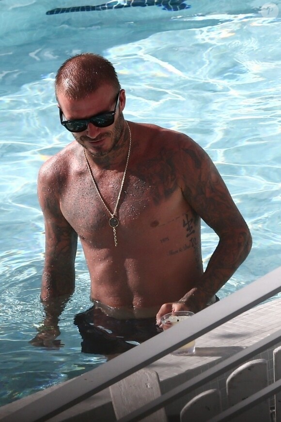 David Beckham se relaxe dans une piscine avec son ami D. Gardner à Miami, le 5 septembre 2018.