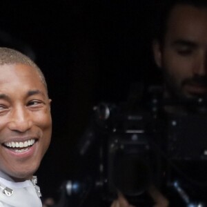 Pharrell Williams - Arrivées des people au défilé Chanel Collection Prêt-à-Porter Printemps/Eté 2019 lors de la Fashion Week au Grand Palais à Paris le 2 octobre 2018. © Veeren-CVS/Bestimage  Arrivals of people at the Chanel Collection Ready-to-Wear Spring / Summer 2019 show during Fashion Week at the Grand Palais in Paris on October 2, 2018.02/10/2018 - Paris