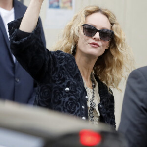 Vanessa Paradis - Arrivées des people au défilé Chanel Collection Prêt-à-Porter Printemps/Eté 2019 lors de la Fashion Week au Grand Palais à Paris le 2 octobre 2018. © Veeren-CVS/Bestimage  Arrivals of people at the Chanel Collection Ready-to-Wear Spring / Summer 2019 show during Fashion Week at the Grand Palais in Paris on October 2, 2018.02/10/2018 - Paris