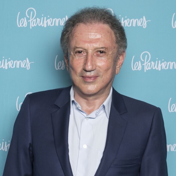 Exclusif - Michel Drucker - Photocall de la première du spectacle "Les Parisiennes" aux Folies Bergères à Paris le 24 mai 2018. Laurent Ruquier fait revivre Les Parisiennes pour un spectacle musical mêlant chant, danse, comédie. © Olivier Borde - Pierre Perusseau/Bestimage