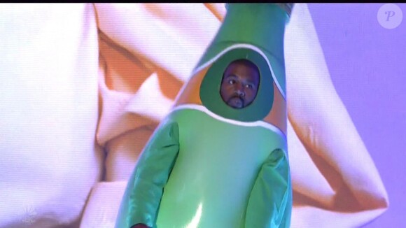 Kanye West déguisé en bouteille de Perrier participe à l'émission Saturday Night Live à Los Angeles le 29 septembre 2018