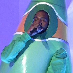 Kanye West déguisé en bouteille de Perrier participe à l'émission Saturday Night Live à Los Angeles le 29 septembre 2018
