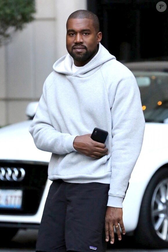 Exclusif - Kanye West pose pour les photographes dans les rues de Chicago, le 24 septembre 2018.