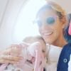 Laura Tenoudji dans l'avion avec sa fille Bianca le 24 septembre 2018.