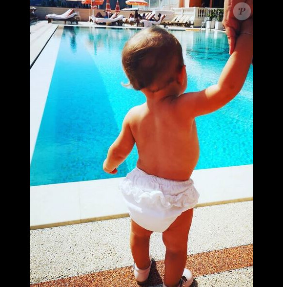 Laura Tenoudji publie une photo de sa fille Bianca en bloomer devant une piscine le 30 septembre 2018.