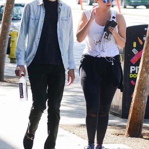 Exclusif - Mischa Barton se promène avec un ami dans les rues de Los Angeles le 25 septembre 2018.