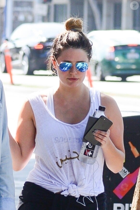 Exclusif - Mischa Barton se promène avec un ami dans les rues de Los Angeles le 25 septembre 2018.