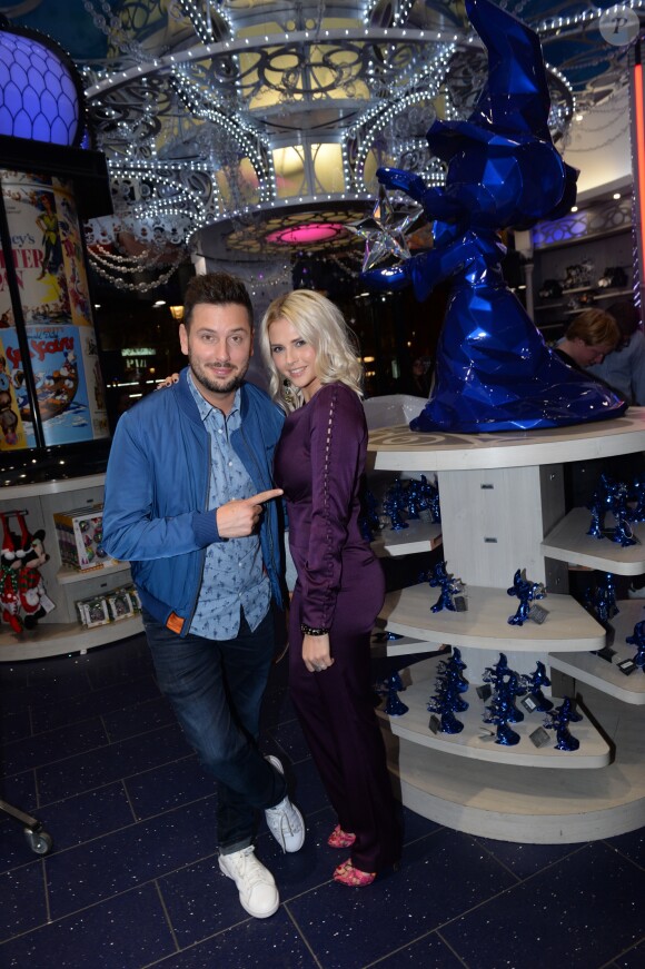 Exclusif - Maxime Guény et Kelly Vedovelli - Premier anniversaire de la collaboration entre le sculpteur Richard Orlinski et Disneyland Paris, au Disney Store, à Paris, le 4 octobre 2018. © Rachid Bellak/Bestimage