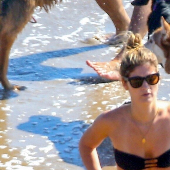 Exclusif - Shauna Sexton s'amuse avec ses amis et son chien sur une plage de Malibu le 5 octobre 2018.