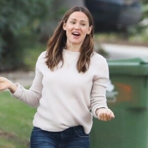 Exclusif - Jennifer Garner récupère sa fille Violet et son fils Samuel chez son ex-mari Ben Affleck à Brentwood, le 8 octobre 2018.