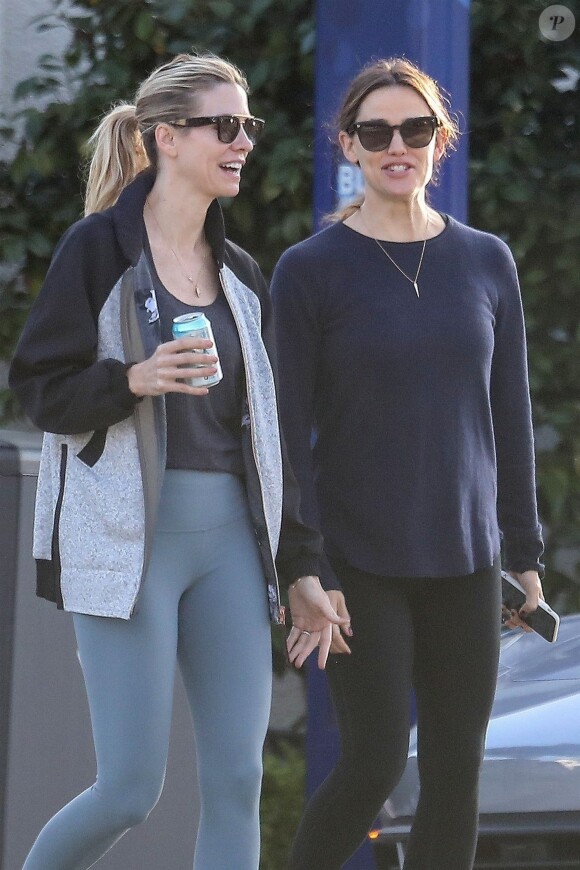 Exclusif - Jennifer Garner, très souriante se promène avec une amie deux jours après avoir finalisé son divorce avec Ben Affleck à Santa Monica le 8 octobre 2018