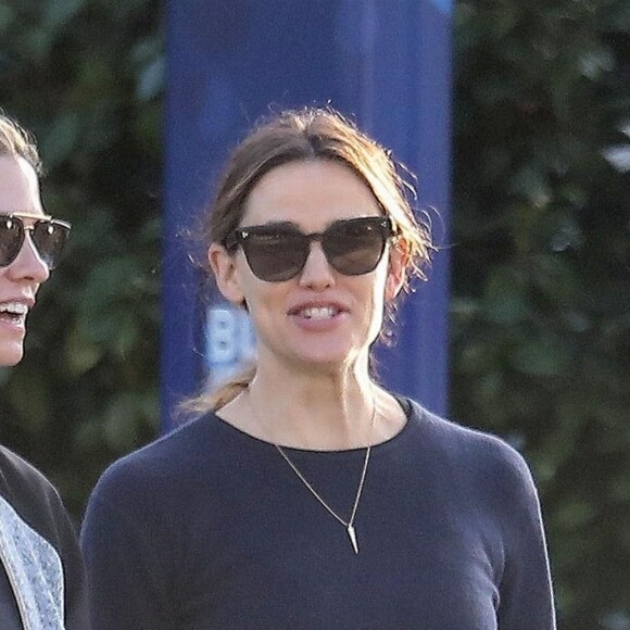 Exclusif - Jennifer Garner, très souriante se promène avec une amie deux jours après avoir finalisé son divorce avec Ben Affleck à Santa Monica le 8 octobre 2018