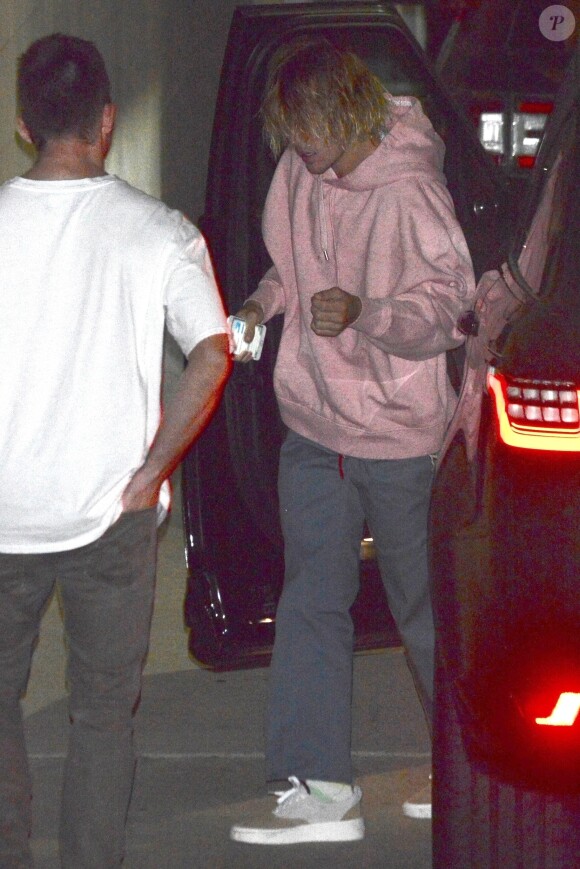 Justin Bieber sort de l'église à Los Angeles le 10 octobre 2018.
