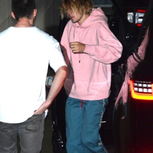 Justin Bieber arrive à l'église à Los Angeles le 10 octobre 2018.