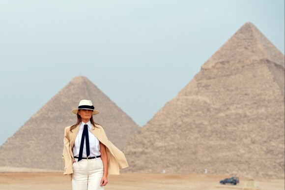 Le Première Dame des Etats-Unis Melania Trump visite le site de la grande pyramide de Gizeh en Egypte, le 6 octobre 2018.