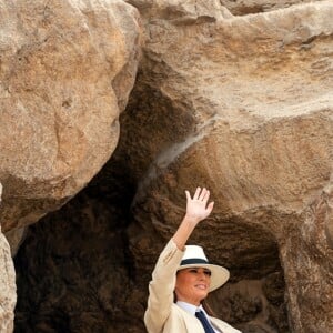 Le Première Dame des Etats-Unis Melania Trump visite le site de la grande pyramide de Gizeh en Egypte, le 6 octobre 2018.