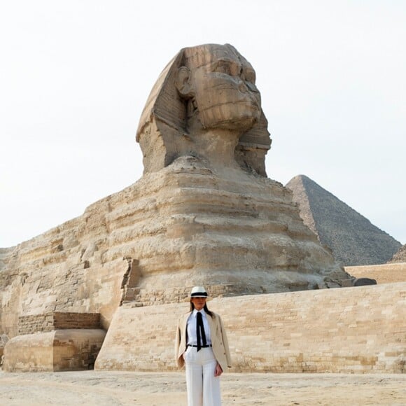 Le Première Dame des Etats-Unis Melania Trump visite le site de la grande pyramide de Gizeh en Egypte, le 6 octobre 2018.