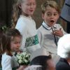 Les garçons et demoiselles d'honneur, dont le prince George et la princesse Charlotte de Cambridge, arrivent à la chapelle St. George pour le mariage de la princesse Eugenie d'York et Jack Brooksbank au château de Windsor, Royaume Uni, le 12 octobre 2018.
