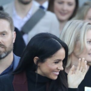 Le prince Harry, duc de Sussex, et Meghan Markle, duchesse de Sussex (enceinte) arrivent à l'aéroport de Sydney, escortés par la police, dans le cadre de leur tournée dans le Pacifique, le 15 octobre 2018, avant le début des Invictus Games.