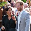 Le prince Harry, duc de Sussex, et Meghan Markle, duchesse de Sussex sont accueillis par des enfants lors de leur visite au Brighton Pavilion à Brighton le 3 octobre 2018.