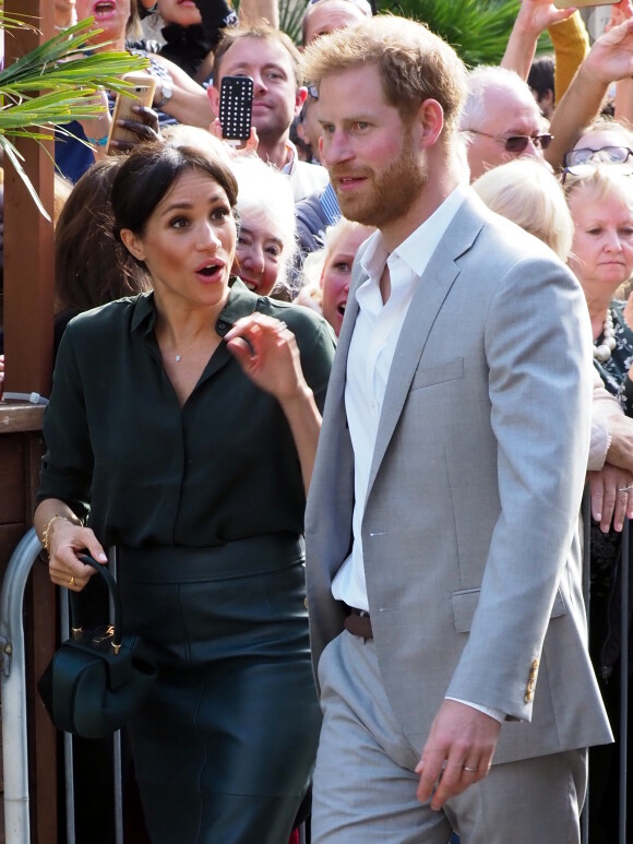 Le prince Harry, duc de Sussex, et Meghan Markle, duchesse de Sussex sont accueillis par des enfants lors de leur visite au Brighton Pavilion à Brighton le 3 octobre 2018.