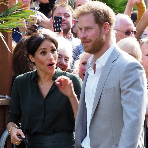 Le prince Harry, duc de Sussex, et Meghan Markle, duchesse de Sussex sont accueillis par des enfants lors de leur visite au Brighton Pavilion à Brighton le 3 octobre 2018.