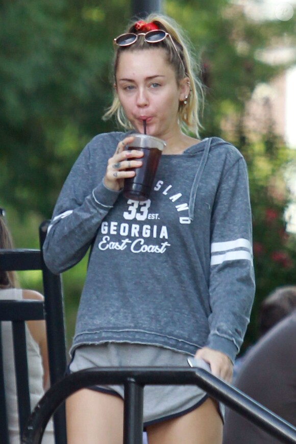 Exclusif - Miley Cyrus et son compagnon Liam Hemsworth commencent leur journée avec un café glacé à Nashville, Tennessee, Etats-Unis, le 31 août 2018.