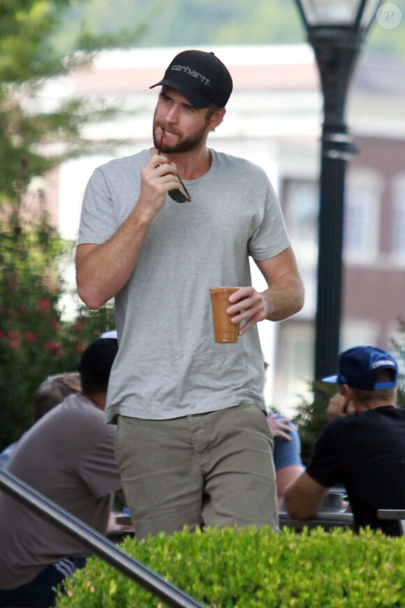 Exclusif - Miley Cyrus et son compagnon Liam Hemsworth commencent leur journée avec un café glacé à Nashville, Tennessee, Etats-Unis, le 31 août 2018.