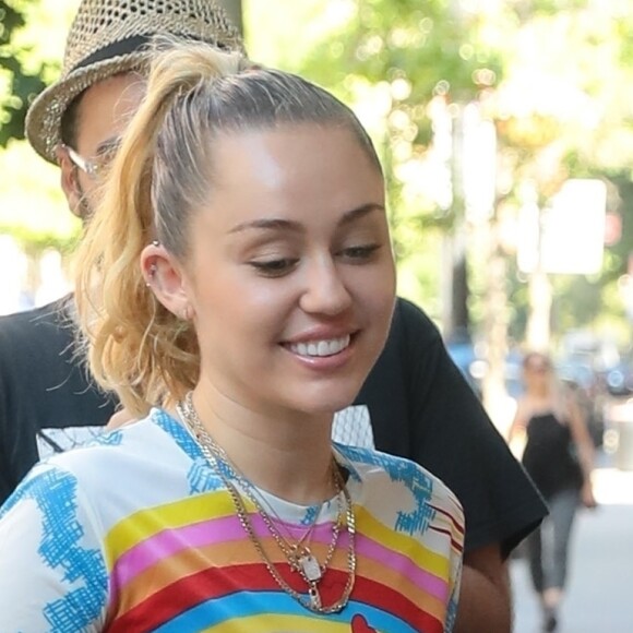 Exclusif - Miley Cyrus se balade en short en jean dans les rues de New York, le 29 juin 2018