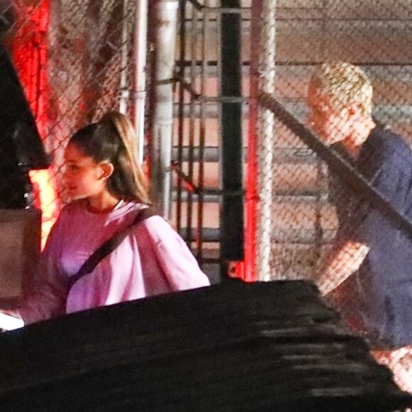 Exclusif - Ariana Grande et son fiancé Peter Davidson quittent leur hôtel après le concert privé d'Ariana à Los Angeles, le 25 aout 2018.  Exclusive - Germany call for price - Engaged, Ariana Grande and Peter Davidson slip out of her Hotel after her show through the back. The singer is spotted in pink with her funny fiancee following suit after her performance at the 'Sweetener Sessions.'25/08/2018 - Los Angeles