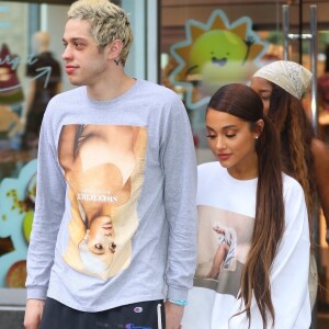 Exclusif - Ariana Grande et son fiancé Pete Davidson ont été aperçus dans les rues de New York. Le couple a fait un arrêt shopping dans le magasin Target après avoir quitté les studios de N. Minaj et M. Strahan, le 21 aout 2018.  Exclusive - Germany call for price - Pop superstar Ariana Grande and her man Pete Davidson made an impromptu stop at Target this afternoon after leaving the studio with Nicki Minaj and Michael Strahan. The loved-up pair held hands and sported a matching pair of Ariana's Sweetener sweaters during their outing.21/08/2018 - New York