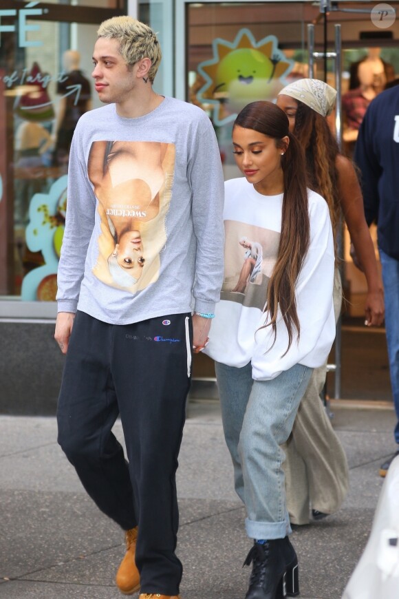 Exclusif - Ariana Grande et son fiancé Pete Davidson ont été aperçus dans les rues de New York. Le couple a fait un arrêt shopping dans le magasin Target après avoir quitté les studios de N. Minaj et M. Strahan, le 21 aout 2018.  Exclusive - Germany call for price - Pop superstar Ariana Grande and her man Pete Davidson made an impromptu stop at Target this afternoon after leaving the studio with Nicki Minaj and Michael Strahan. The loved-up pair held hands and sported a matching pair of Ariana's Sweetener sweaters during their outing.21/08/2018 - New York