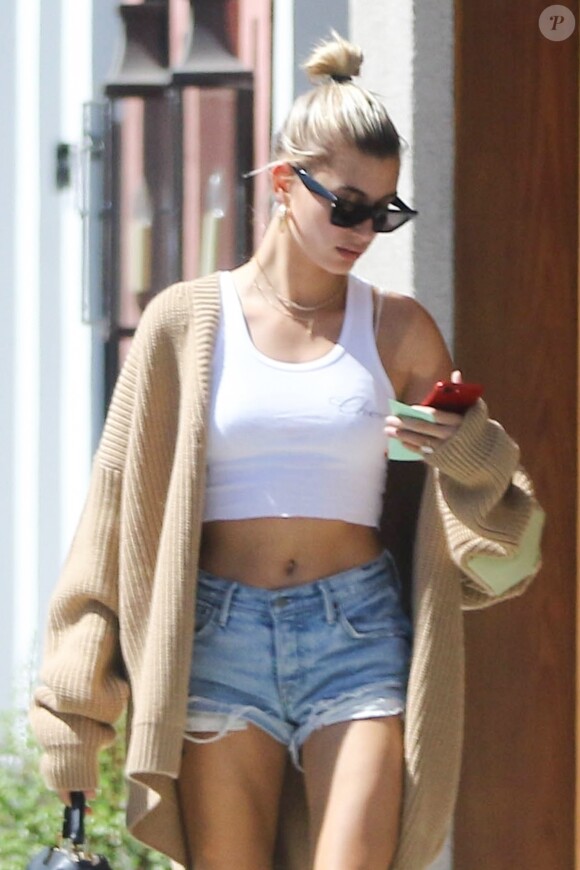 Exclusif - Hailey Baldwin est allée faire du shopping après avoir bu un café avec Justin Bieber à Los Angeles, le 1er octobre 2018.